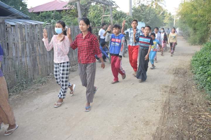 kayaprilnyein1's tweet photo. Anti-regime Villagers from three villages of eastern Yinmarpin rallied to uproot the Genocidal Military dictators.

#WarCrimesOfJunta #2022Jan31Coup
#WhatsHappeningInMyanmar https://t.co/5V1MxMM7en