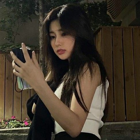 avrielle —  new   acc,   not  new  to  rp.
       like   &amp;   rt   to   be   mutuals.