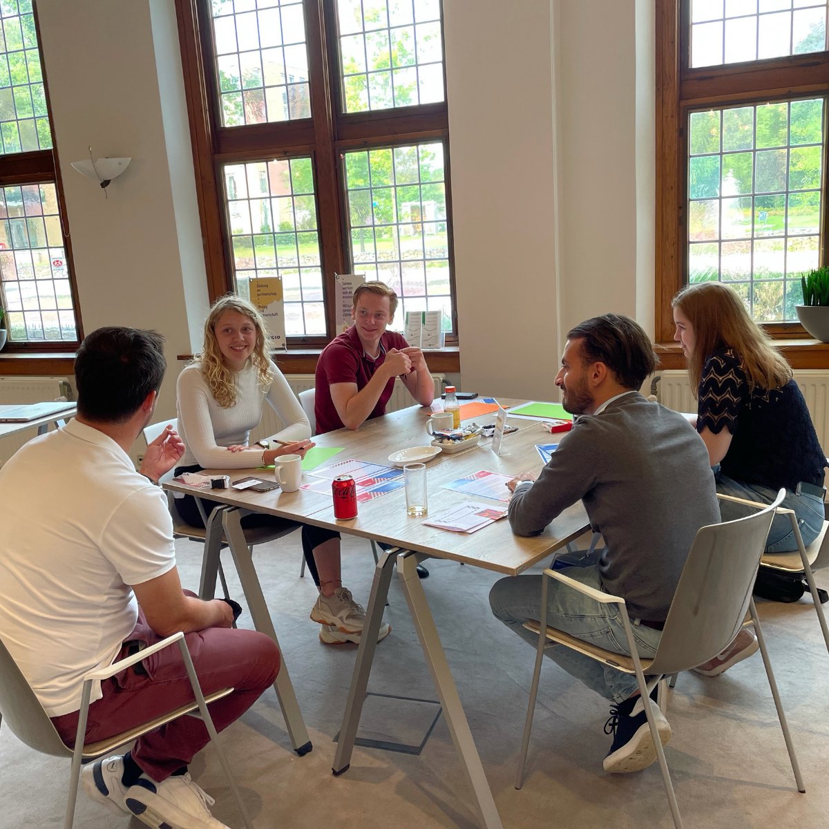 Via het  <a href="/euregiodnl/">Euregio</a> Youth-project zetten studenten Marouan, Jacob en Jana zich in voor onze grensregio. Om bestuurlijk-politieke ervaring op te doen, aan hun afstudeerproject te werken en omdat ze zelf grensganger zijn. 

➡️ saxion.nl/nieuws/2022/01…

 #Youthproject #grensregio