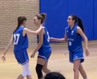 CNHeliosBasket's tweet image. @cnhelios Estamos de enhorabuena. Claudia, jugadora del junior A2, tras 8 meses desde su lesión de ligamento y menisco ha vuelto a disfrutar de la competición.
Enorme su alegría y la de su familia, equipo y de todos los que le han animado y apoyado.
Felicidades Clau!!