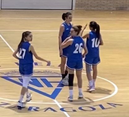 CNHeliosBasket's tweet image. @cnhelios Estamos de enhorabuena. Claudia, jugadora del junior A2, tras 8 meses desde su lesión de ligamento y menisco ha vuelto a disfrutar de la competición.
Enorme su alegría y la de su familia, equipo y de todos los que le han animado y apoyado.
Felicidades Clau!!