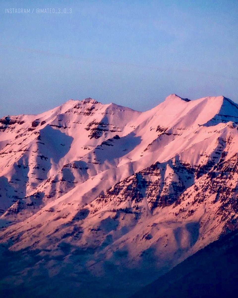 fox13's tweet photo. Sunset glow on the Wasatch Mountains 🏔️ https://t.co/Umxr6yddCp