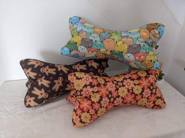 librairesecache's tweet photo. 2eme cadeau 50K !

A gagner: un coussin de lecture.
 Ça a sauvé la vie de mes cervicales, c'est une bénédiction cet objet.

RT + follow et l'objet (entre autres) est dispo sur https://t.co/J2NBUQrTp2

TAS samedi 

J'ajoute des !!!! https://t.co/1uIjUKBqbM