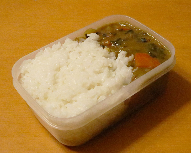 夕食が何だったか一発でわかる親の弁当。 今日も次女は自分ひとり「すみっコぐらし」のレトルトカレーを希望。仕方ないのでレンジで温めて出しました。作ったカレーを食べてくれなくて、ちょっと寂しい。オ