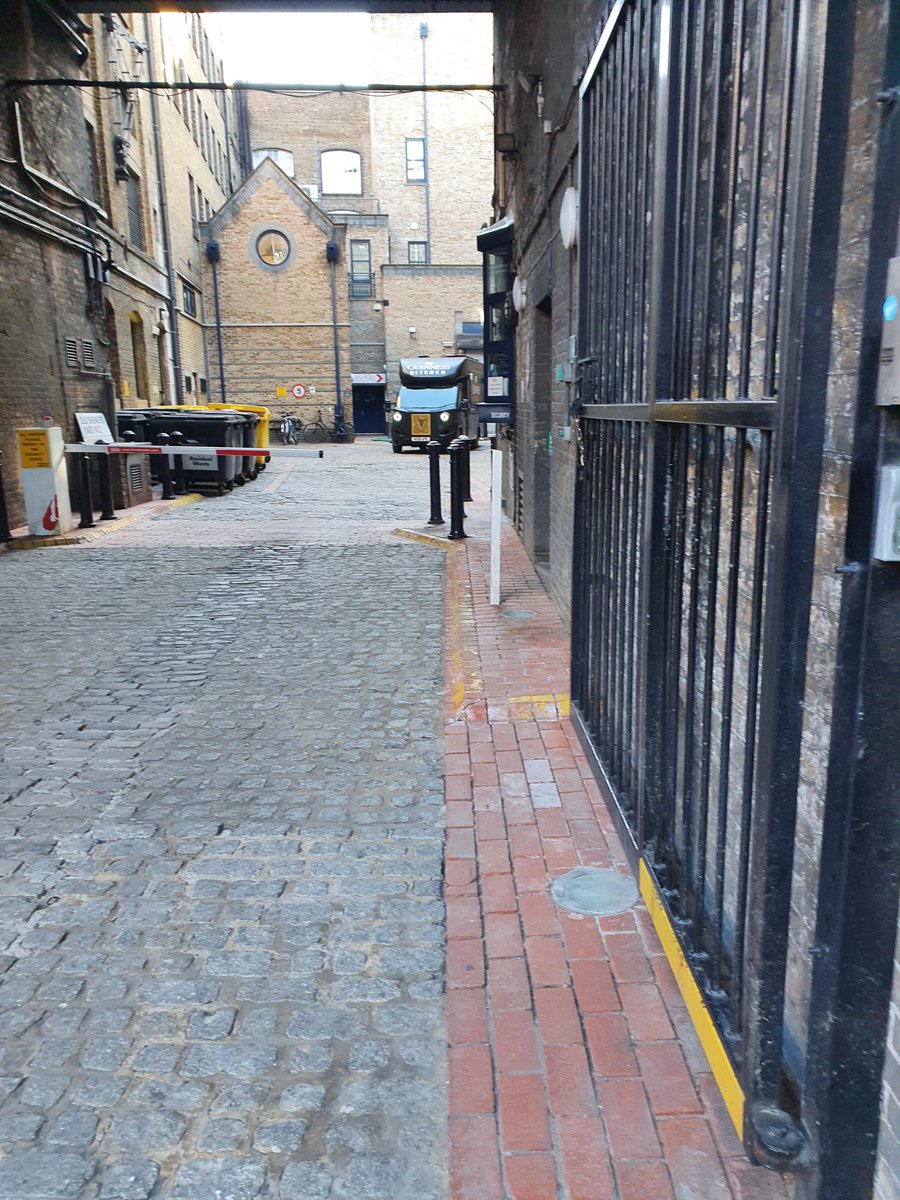 GuinnessTipTest's tweet photo. Hey @GuinnessIreland what are these Guinness kitchen vans all about? https://t.co/5ibpvB8NlL