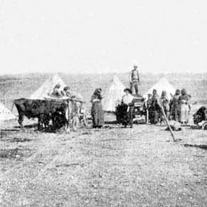 GenocideReport's tweet photo. (1) Armenian refugees en route to Yerevan
(2) Alashkert Armenian orphanage

[📷Armyanskiy Vestnik (31 Jan 1916); AGMI] https://t.co/nidDnhF7BK