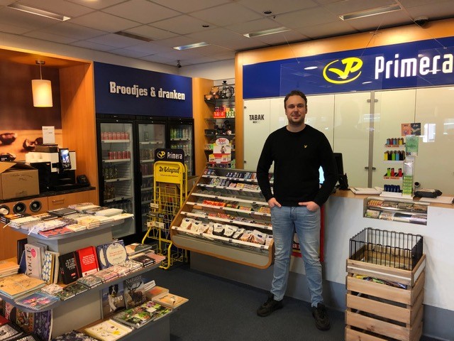 In de spotlight: Rodney van Primera Pijpers in Apeldoorn.
Rodney Pijpers heeft al vanaf zijn jeugd de kneepjes van het vak geleerd van zijn vader, in Primera Pijpers te Apeldoorn.  Lees verder >> foox.nl/nieuws/in-de-s…
#fooxgroothandel #hartelijkgeleverd #primerapijpers