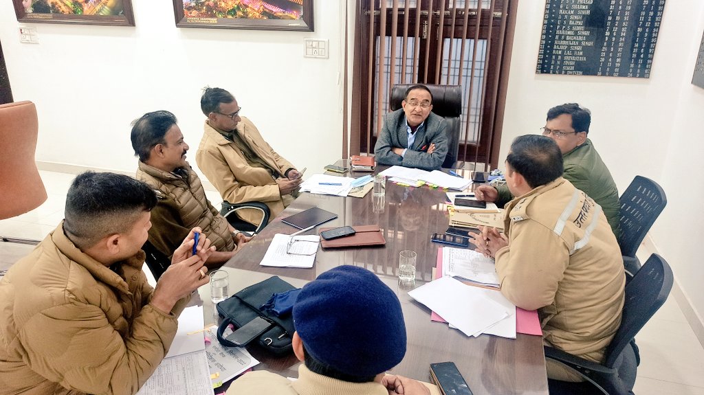 आज परिक्षेत्रीय कार्यालय अयोध्या में सभी जनपद प्रभारियों के साथ आगामी विधानसभा चुनाव की तैयारियों के दृष्टिगत पुलिस बल के ठहरने के स्थानों पर मूलभूत आवश्यकताओं की व्यवस्था एवं पुलिस बल के चुनाव ड्यूटी में संचरण हेतु वाहनों की व्यवस्था आदि के सम्बंध में समीक्षा बैठक आयोजित की गयी।