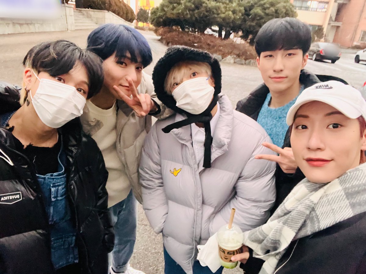 official_ONEWE's tweet photo. [#ONEWE]

멤버들과 오랜만에 건빵과 별사탕 
라디오!! 초대해 주셔서 감사합니다 
위브들도 들어줘서 고마워어❤️

#원위 #WEVE #위브 https://t.co/5J7T1FEWFA