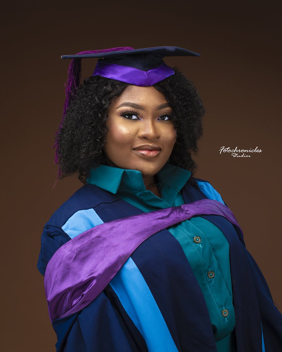Milanah_'s tweet photo. A Graduate 🎓 
Now a degree hotter🔥 #OOUConvocation https://t.co/OJEd3P9B6g