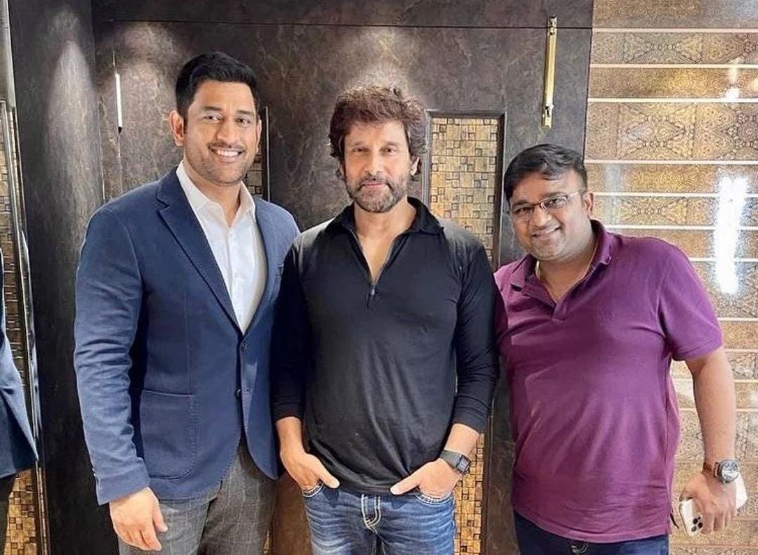 CinemaTravelnow's tweet photo. Two G.O.A.T’s in the same picture 🔥🔥🔥🔥 
#ChiyaanVikram #MSDhoni https://t.co/1HfhVBabMz