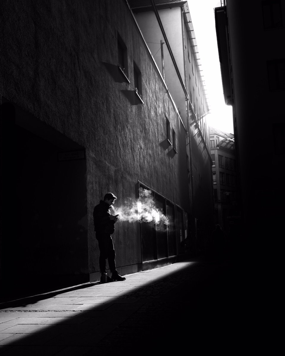 sieber_manuel's tweet photo. Just a small cigarette break 
#blackandwhitephotography #leica #streetphotography https://t.co/16ffZUn2QS