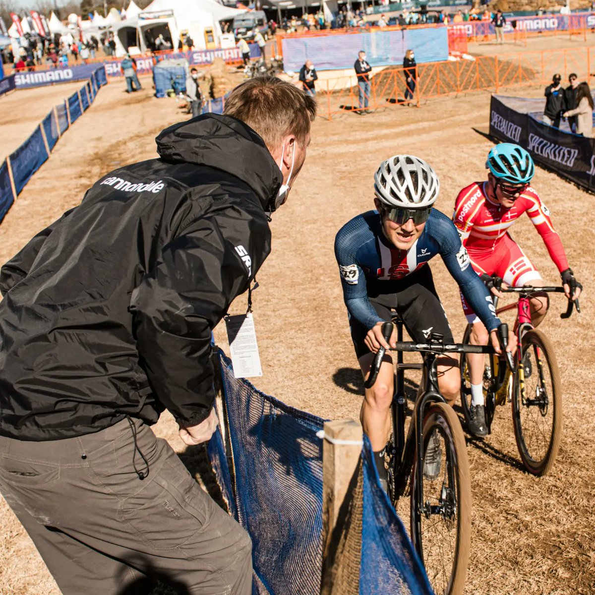 Cannondale-Cyclocrossworld team director Stu Thorne giving junior AJ August some mid-race motivation. AJ finished fifth in his first-ever World Championship. Well done, AJ!
#Fayetteville2022 #CXWorlds