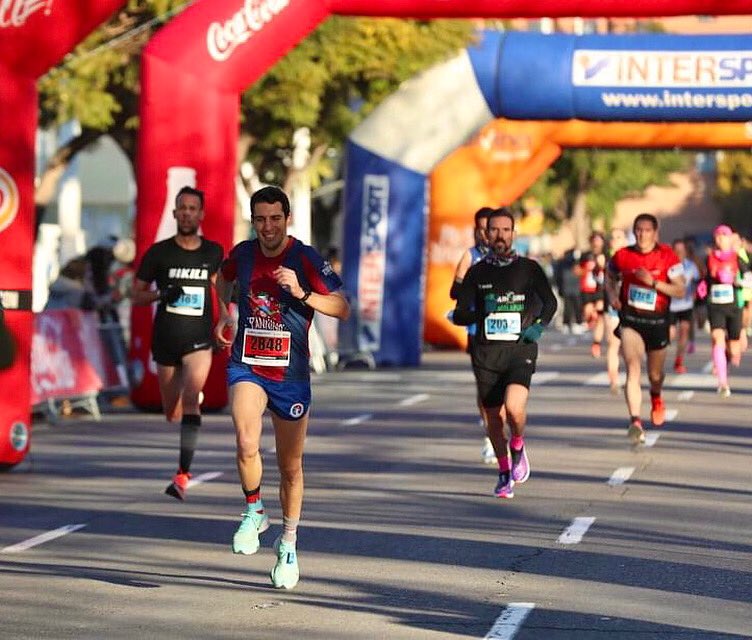 RanningClub's tweet photo. Valencia vuelve, por fin, a disfrutar de su Circuito de Carreras Populares 🤩 y nuestr@s Ranners fueron participes de nuevo en su pistoletazo de salida en la ya clásica #CarreraGalápagos3F ♥️💙 No hay nada como una buena sonrisa granota para celebrarlo 🐸
#SoyRanner https://t.co/7AzjA7937P