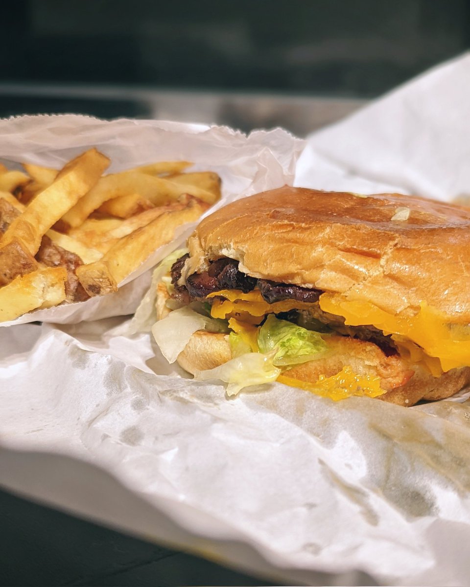 #UrbanFood 🔥
La vraie bonne #junkfood #burger c'est chez Starvin'joe ! 🍔 Un pain brioché juste comme il faut, une #viande bien grillée et un #cheddar super présent, c'est juste un kiffe, surtout avec des #frites maison servies généreusement !! 🤤
➖
#parisfood #tendancesfood