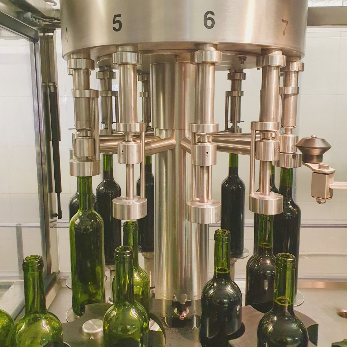 cellergrauigrau's tweet photo. 👉 Avui, al nostre blog t’expliquem el procés de l’embotellat del vi.
Un procés molt important que determinarà la qualitat final del producte. 🍷
Llegeix-ho aquí: https://t.co/h2qkHfxHyT
#Blog #Embotellar #ViCatalà https://t.co/UDsO3NwXjO