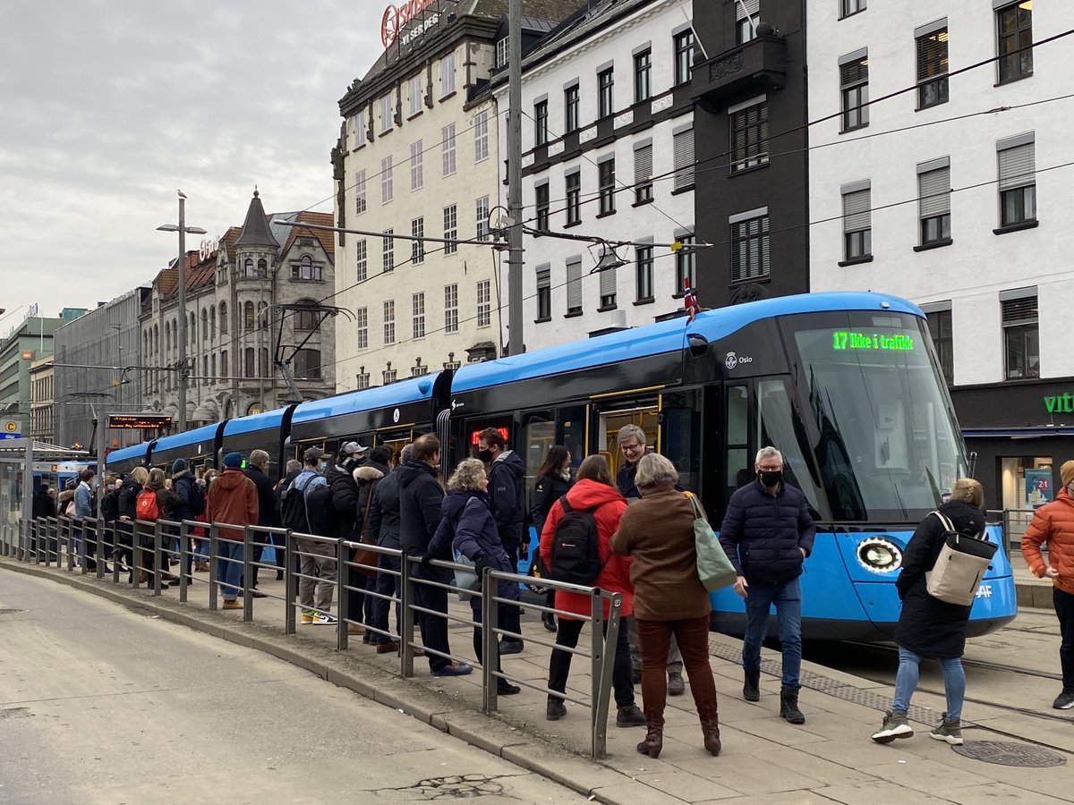 Aviseth's tweet photo. Første ordinære tur med #SL18 ⁦@SporveienAS⁩ Viktig begivenhet for #Oslo https://t.co/3PegBSph62