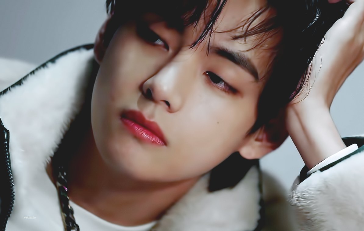 fineday_v's tweet photo. 내슈스가 매력있어서 팔로가많고🍀
능력이좋아 디자인굿즈1초품절이고🌸
목소리좋아 주간인기상 2회수상이고🌟
잘생겨서 세계제일 미남이고💜
성격좋아인성좋아 김스치면 인연이고🎶
천재적재능있어 무대카리스마 최고 아이돌이고🍀끈임없이 음악들으면서 스펙트럼 넓어지고🌸#btav #christmastree https://t.co/NmMfdGOCQ3