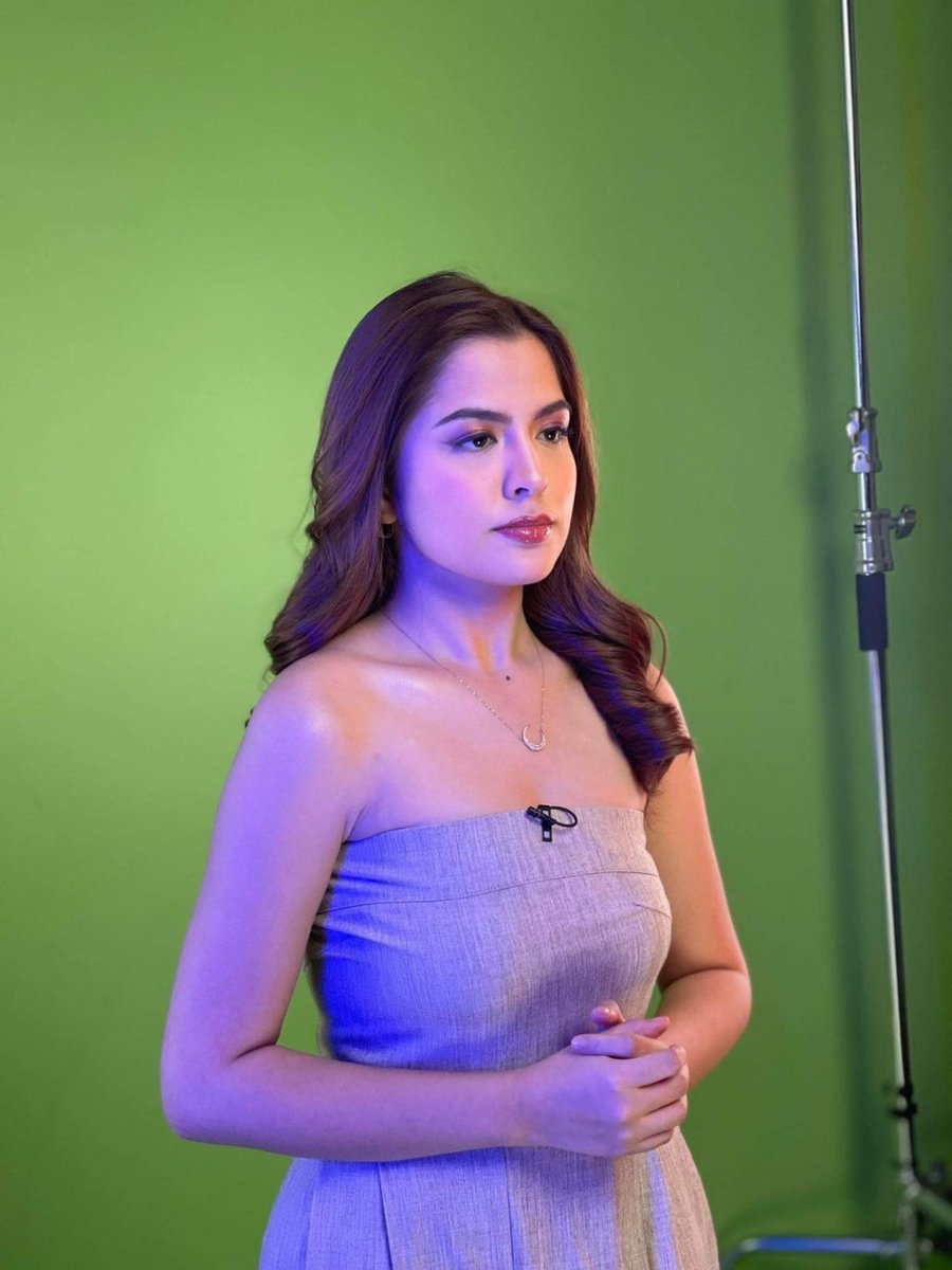 kumuPH's tweet photo. THIS GIRL IS ON FIRE! Kung siya ang quiz master mo masasagot mo ba lahat ng tanong hanggang dulo?

Kumusta, kumunizens? Lumalaban pa ba tayo o nahinto at napatitig ka na lang sa wit at beauty ng nag-iisang @alexailacad? 

LIVE NOW~
https://t.co/XhpNZyS3IS
ALEXA ON QMKMonday https://t.co/96oQLOWb7T