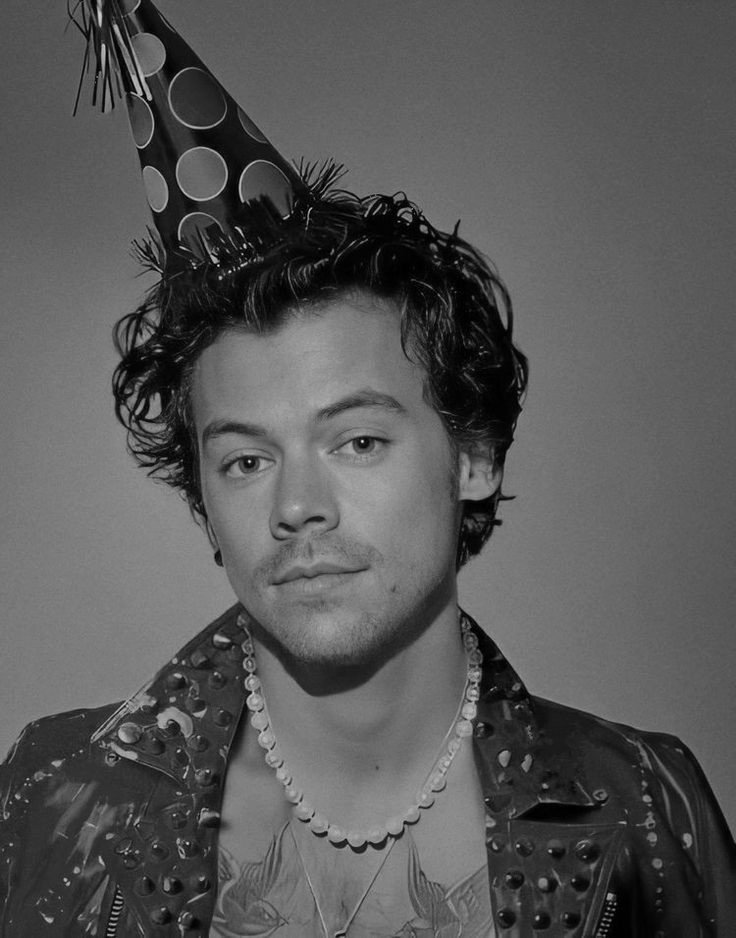 comflarrie's tweet photo. ㅤㅤㅤ  TOMORROW 

Louis goes                 Harry will
on tour                       be 28 https://t.co/mXOpQszfPN