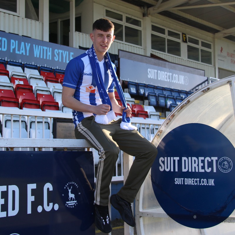 Official_HUFC's tweet photo. . @Joeewhite10 🤝 @SuitDirect Stadium

Great to welcome our new number 30 this morning 👋  

#WelcomeWhite | #JW30