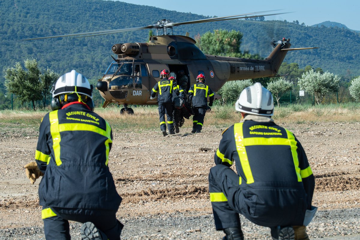 CEMAT_FR's tweet photo. L’@armeedeterre est en permanence déployée, en France comme à l’étranger. Tous les jours, nos soldats sont en posture opérationnelle, sur le territoire national comme à l’extérieur, en #OPEX, en mission de courte durée, ou en alerte. #TerritoiresDéfense #SécuriTerre https://t.co/DkhQxadBZT