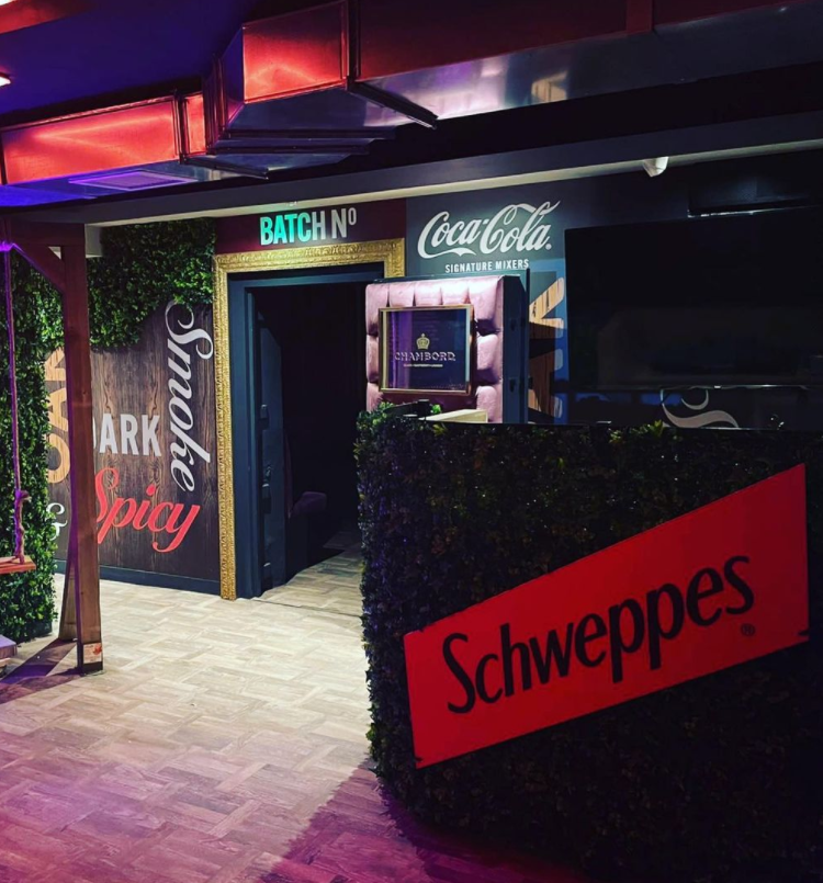 EvolveGroup4's tweet photo. Another awesome activation complete for @cocacola and @schweppes at @casadundee We love the @cocacolasignaturemixers_ie #smoke #spicy #dark #oak #cocacola #branding #schweppes #activations #scotland #dundee #evolveactivations https://t.co/HCMhgXIn8R