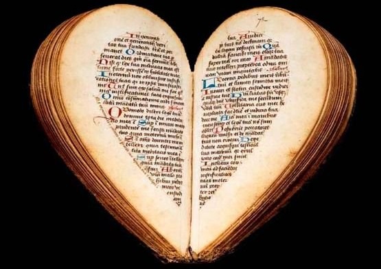 Нестандартная литература. Сердце из книг. Книга сердце. Сердце из страниц книги. Круглая книга.