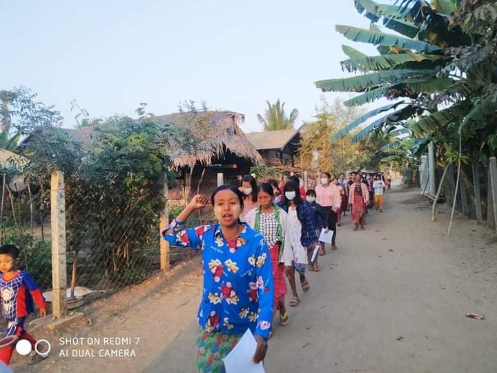 kayaprilnyein1's tweet photo. A protest in opposition of Military dictatorship was marched by people in YayKyiPin village, Yinmarpin Township in this evening.

#WarCrimesOfJunta #2022Jan31Coup
#WhatsHappeningInMyanmar https://t.co/BJM5f29tEB