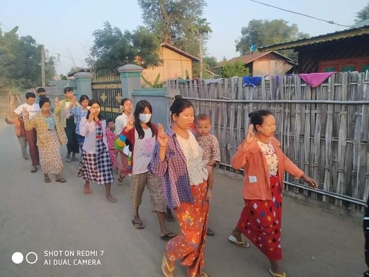 kayaprilnyein1's tweet photo. A protest in opposition of Military dictatorship was marched by people in YayKyiPin village, Yinmarpin Township in this evening.

#WarCrimesOfJunta #2022Jan31Coup
#WhatsHappeningInMyanmar https://t.co/BJM5f29tEB