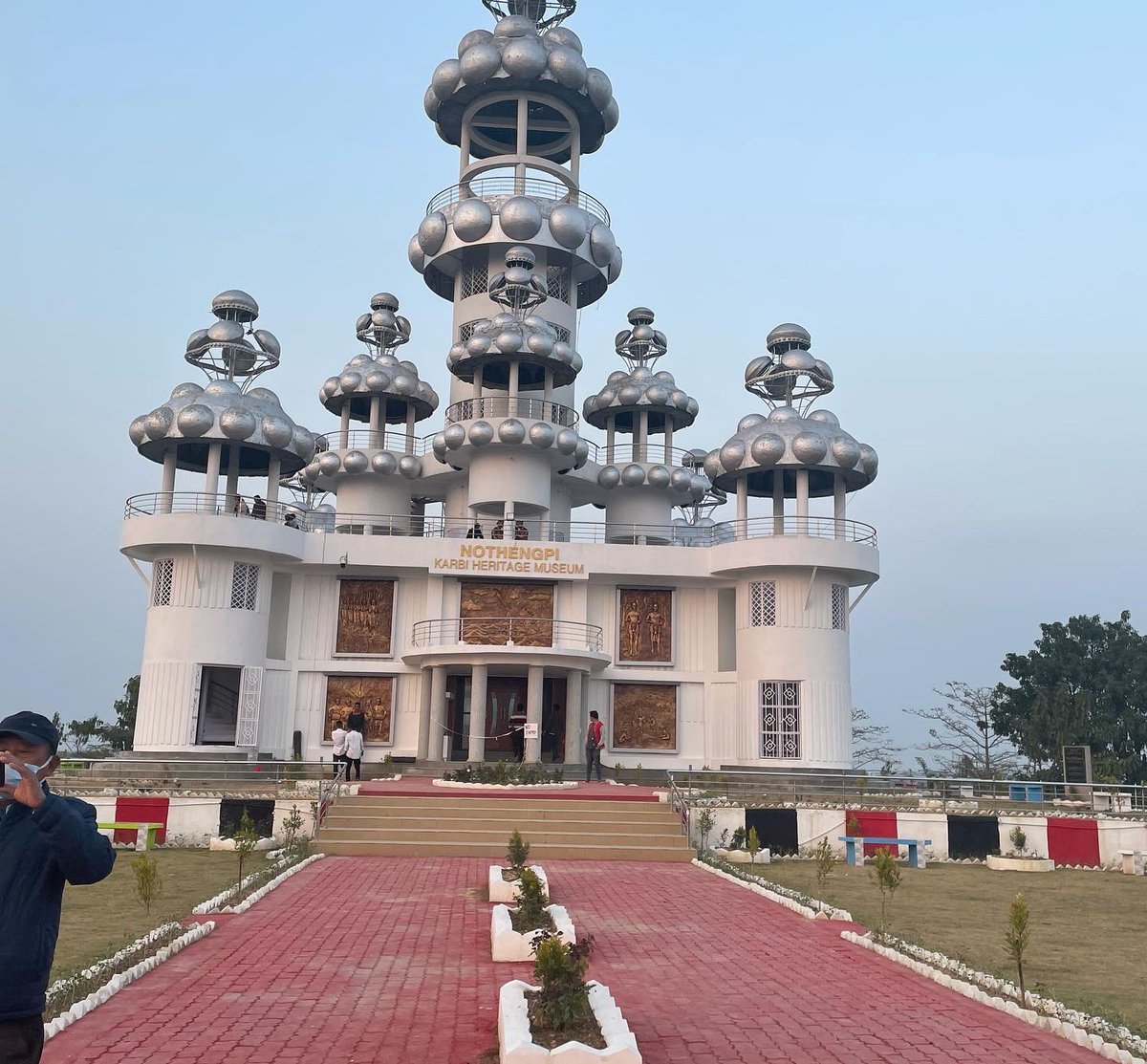 oineetom tweet media