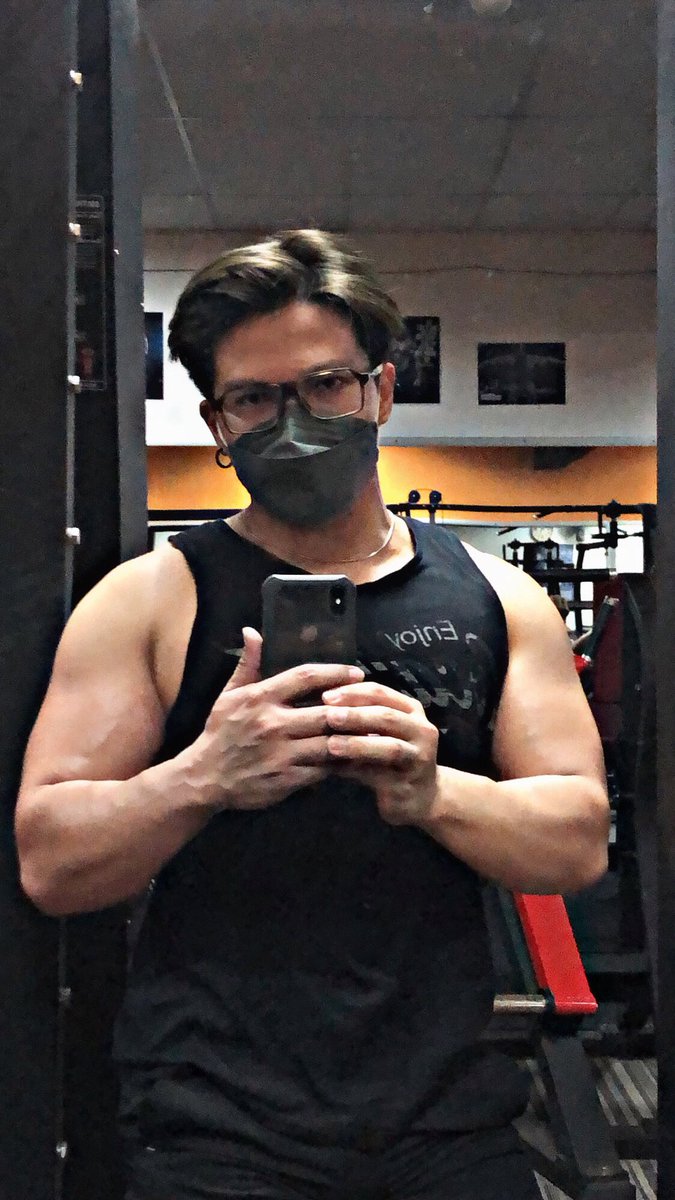 ydexlimx's tweet photo. OK je workout dengan mask. Ada lebihan tenaga lagi, gym nak tutup dah, sambung lari-lari anak pula? Lega boleh melepas marah. 💆🏿 https://t.co/ZbRq3SzAH3