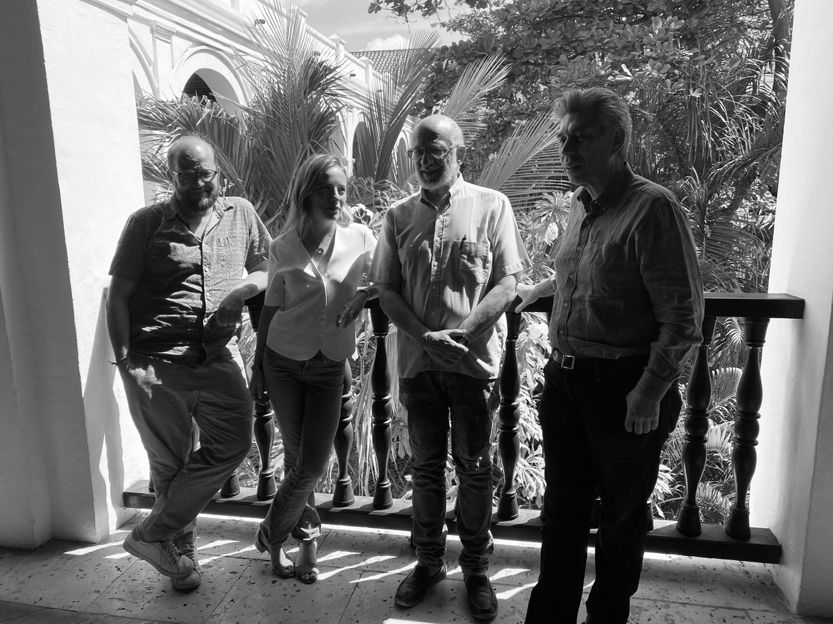 Acá vemos a Ana Bejarano, hija de Ramiro Bejarano el del DAS de Samper, con el sobrino de Samper, el hermano de Samper y el reportero q hizo sospechosamente demasiados millones en el gobierno de Samper

Foto de ayer en el Hay Festival Cartagena

¡Hola pobres!

¿Hablamos de mafia?