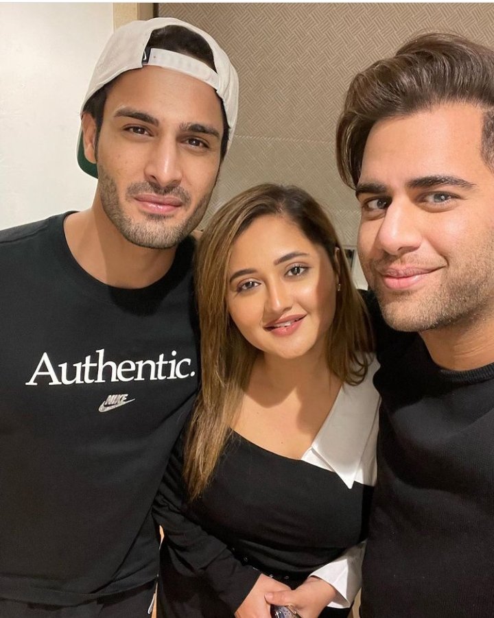 MuaviyaHasan's tweet photo. Latest pic of @realumarriaz bhai @TheRashamiDesai &amp; @TheRajivAdatia ..! 

#UmRash walo aj to bhot khush honge tum 😁😂.. 

UMAR RIAZ ERA BEGINS

ASLI WINNER UMAR RIAZ

https://t.co/GoSETV827y https://t.co/1aeZ4RU3i6