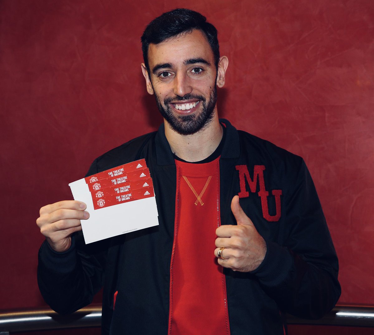 This pandemic has been a very difficult moment, and we’ve only been able to get to this point due to the exceptional work of some people. 

If you know any of them, tag them in the comments and write their story. I have 2 tickets to giveaway for Man United as a thank you 🙏🏻