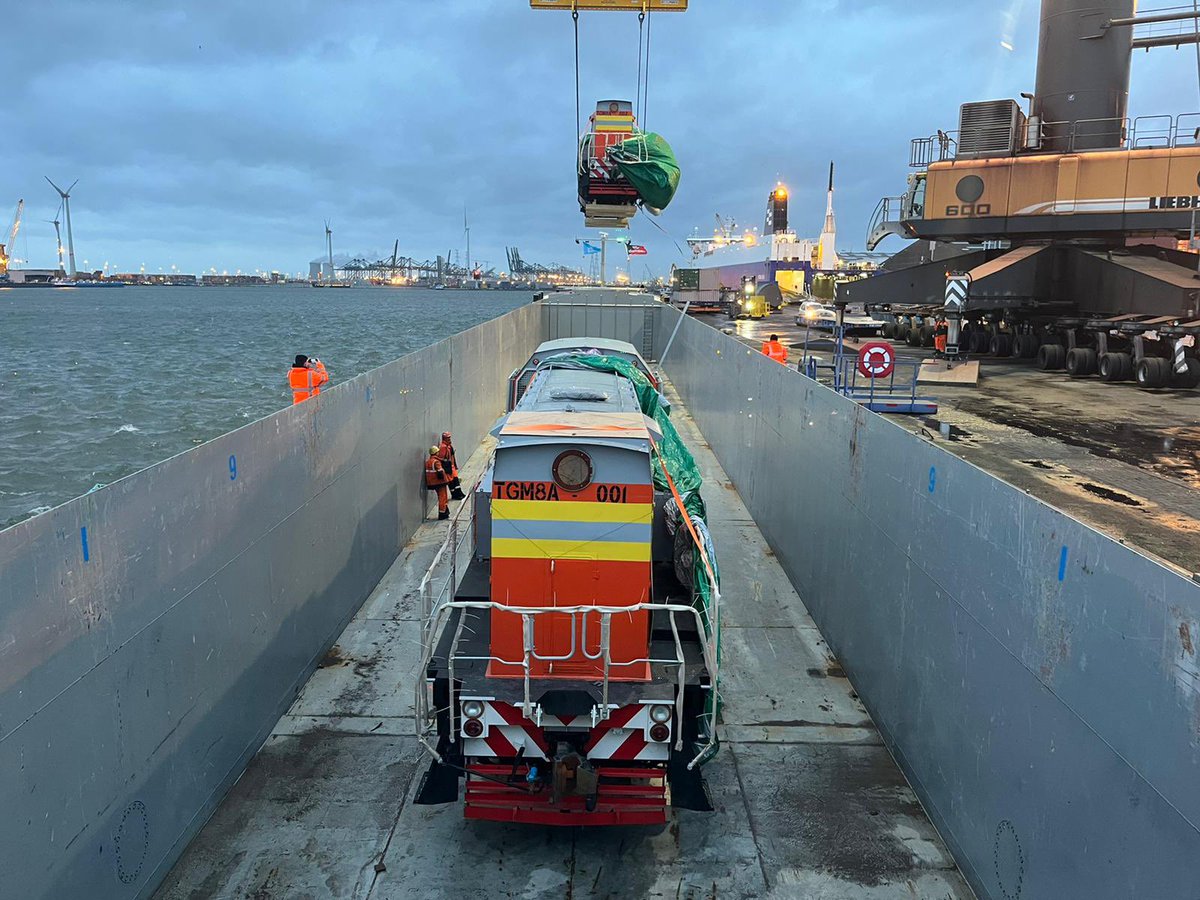 Over een Modal Shift gesproken! 😅 Ondanks de weersomstandigheden heeft onze project afdeling met ms Initio vanmorgen in <a href="/PortofAntwerp/">Chinnu Chinnu</a> een aantal locomotieven in plaats van via het spoor over water kunnen transporteren.