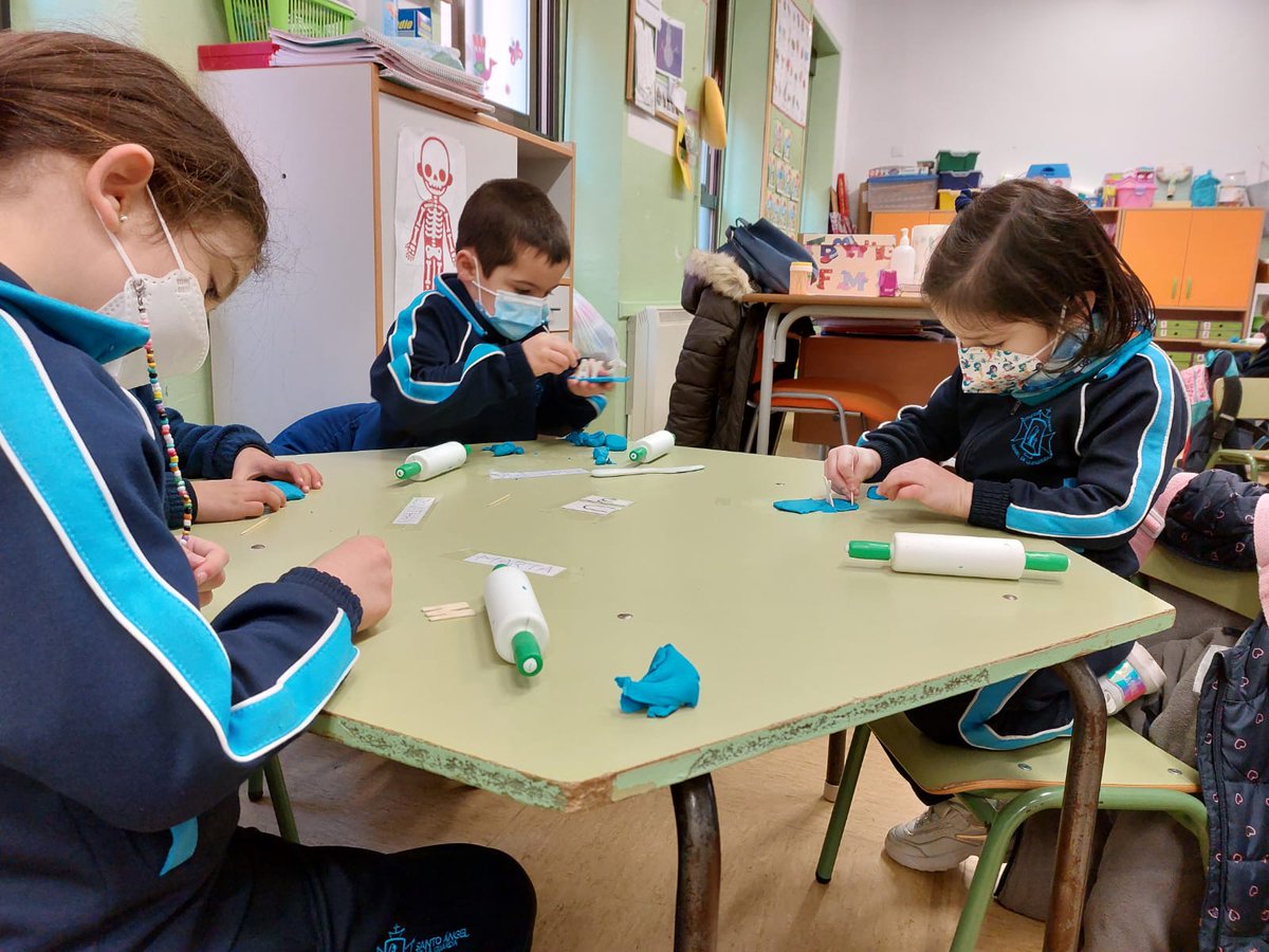Santoangelbadaj's tweet photo. ¿Quién ha dicho que aprender a leer es aburrido? Podemos seguir el camino de los animales, escribir en plastilina, clasificar imágenes por sílabas y ver con nuestros telescopios sílabas en las estrellas. #santoangelbadajoz #proyectoschulos https://t.co/lSnwALOYO8