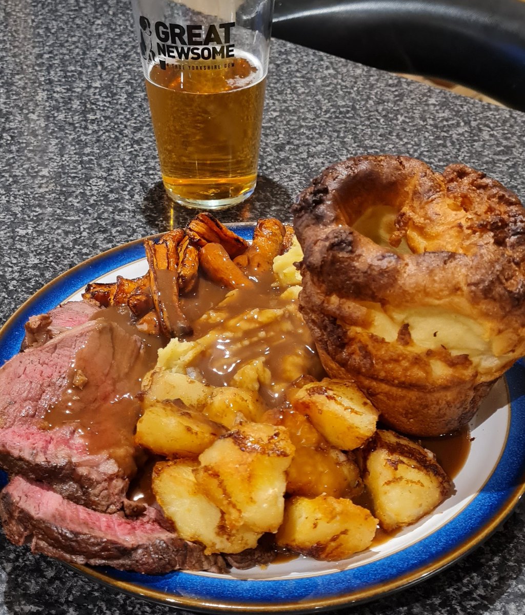 no1sunkfarmer's tweet photo. Beef, Yorkshire Pudding, Mash, Roasties, Carrots and a beer..#FineFettle @greatnewsome #giantyorkies #SundaydinneronMonday https://t.co/M4gGnPoKEL