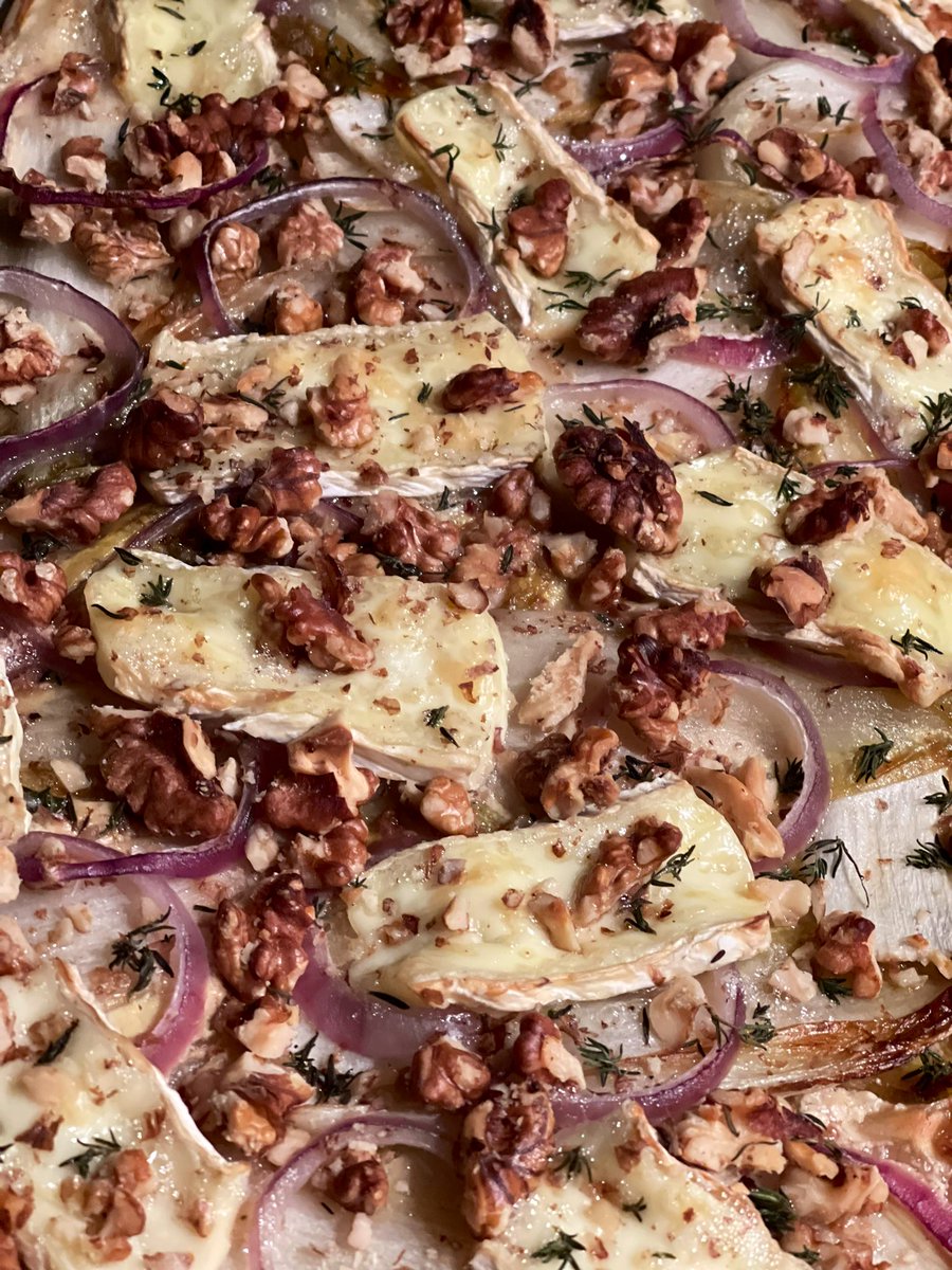 EigenwijzeTine's tweet photo. Mmmmmm π plaattaart met witlof en brie naar een recept van @paulineskeuken #lekker #plaattaart #witlof #brie #rodeui #walnoten https://t.co/600bRYYJD9