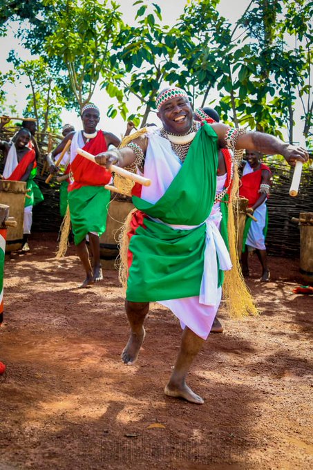 AfricaFactsZone's tweet photo. Burundi's President Évariste Ndayishimiye participating in a traditional drumming and dancing event. https://t.co/JYpyyilOuG