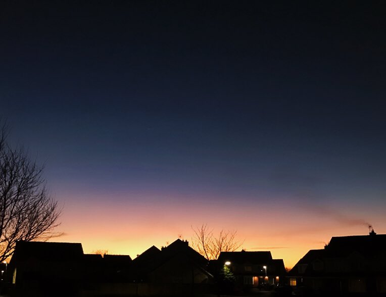 NiamhNiamhohall's tweet photo. #Mondaysunset as the last day of January comes to a close. #sunsets https://t.co/IENMTbzPo7
