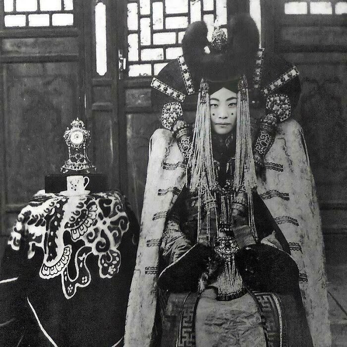 TheNorskaPaul's tweet photo. #TheQueenConsortofMongolia #Genepil 
She was married to #TheBogdKhaganate #BogdKhan He died 1924 when Monarchy was abolished, and she was killed during the #Stalinist purges in 1938.
Photograph dated January 1st, 1923 &amp; if you like history, this stuffs fascinating. 😍 https://t.co/qbLGNK4YMA