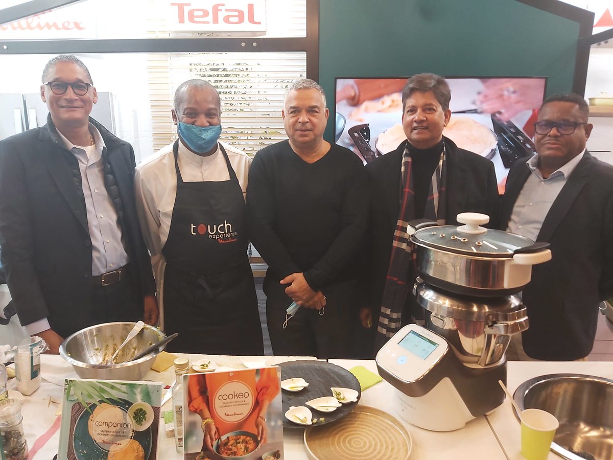 GroupeSEB's tweet photo. Le Groupe était présent au Salon #SAGASDOM 2022, qui s’est tenu du 28 au 30 janvier à 📍 Paris. Retour en images sur le stand coloré dédié aux produits vedettes du Groupe. L’occasion de revenir sur le succès du GSEB dans ce petit coin de 🇫🇷, aux airs de paradis gastronomique🌴. https://t.co/ur8cc5bboS