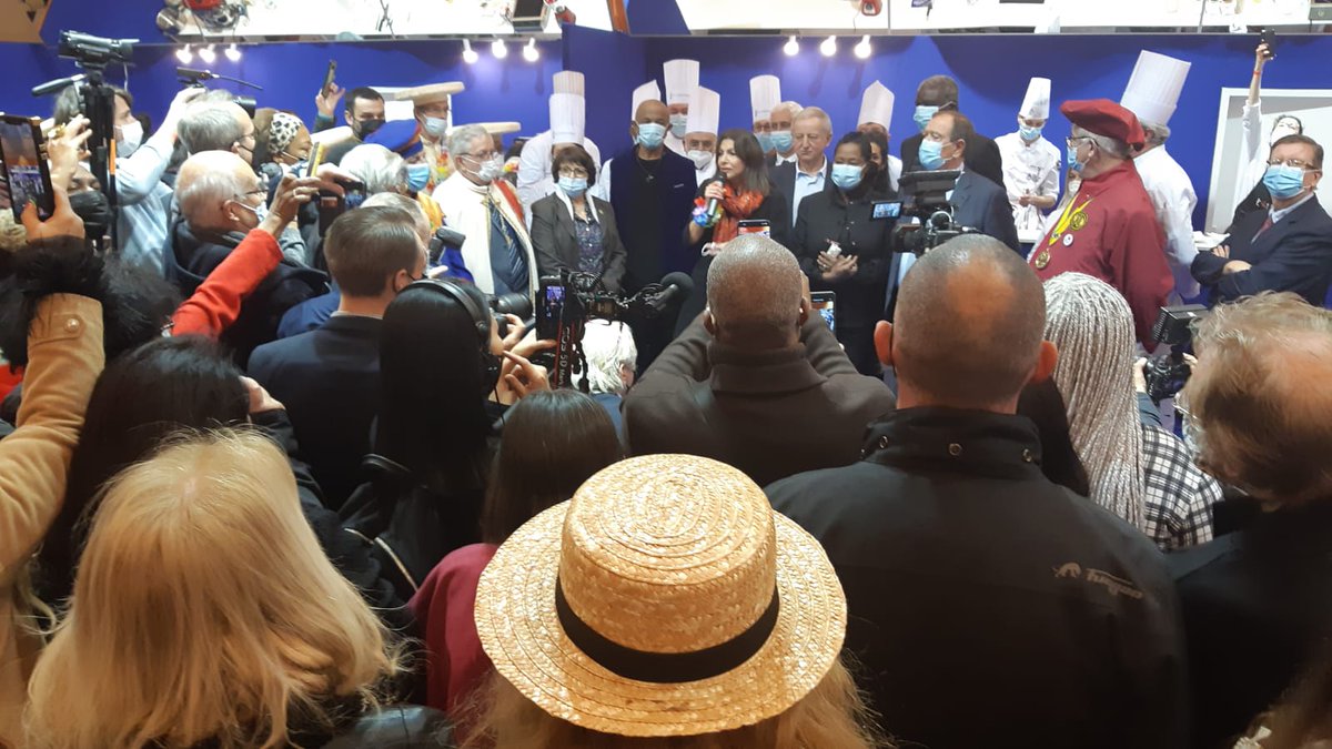 GroupeSEB's tweet photo. Le Groupe était présent au Salon #SAGASDOM 2022, qui s’est tenu du 28 au 30 janvier à 📍 Paris. Retour en images sur le stand coloré dédié aux produits vedettes du Groupe. L’occasion de revenir sur le succès du GSEB dans ce petit coin de 🇫🇷, aux airs de paradis gastronomique🌴. https://t.co/ur8cc5bboS