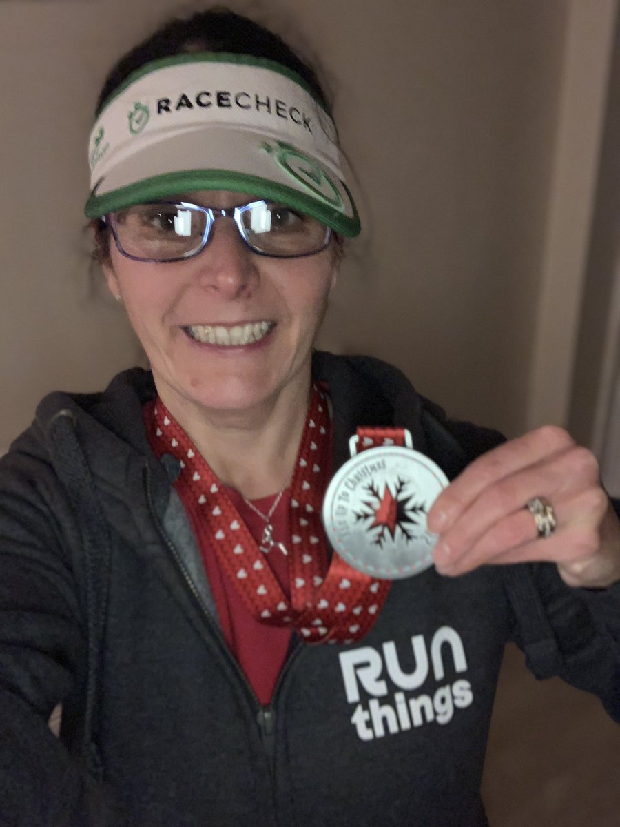 dulciedarling1's tweet photo. My #ru2c medal has arrived just in time for #MedalMonday #visorclub #runthings also wearing the hoodie I won β€οΈ https://t.co/TjcvLViuTX