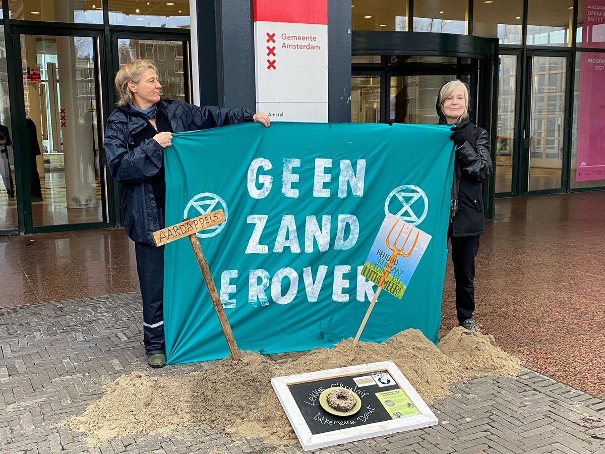 #Klimaat begint bij #Lutkemeer. Vandaag voor de Stopera, voor #biodiversiteit #korteketen betrokken bewoners en ondernemers en gezond voedsel. Stem voor de #toekomst, steun het plan VoedselparkAmsterdam.nl.  @BehoudLutkemeer