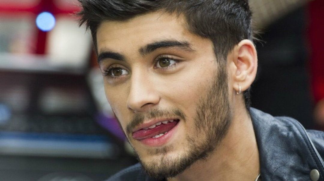 zaynforcomfort's tweet photo. zayn malik and his obsession with sticking his tongue out, very hot https://t.co/jKV3PWvvOz
