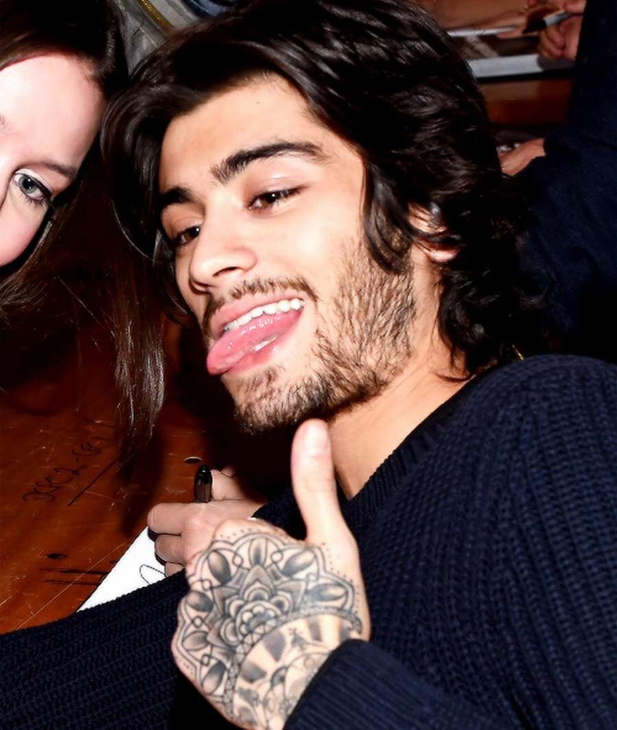 zaynforcomfort's tweet photo. zayn malik and his obsession with sticking his tongue out, very hot https://t.co/jKV3PWvvOz