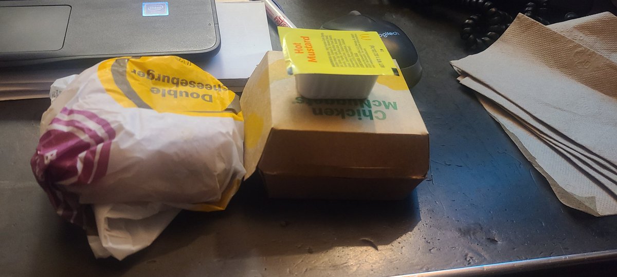 mandy302's tweet photo. @mcdonalds didn't realize the new #McDonaldsHacks were build your own. https://t.co/Yc7uA9iRuQ