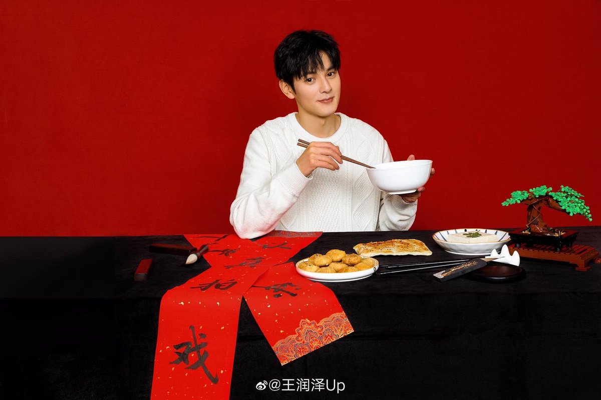 MeteorGardenBR's tweet photo. MENSAGEM DELES PARA VOCÊS:

[📝] Kuan: Quando você vai começar a comer o jantar de Ano Novo?

[📝] Run Ze: Desejo a todos um Feliz Ano Novo! Boa sorte no ano do Tigre! Tudo vai correr bem! 🐯 https://t.co/l0mRCfYteN